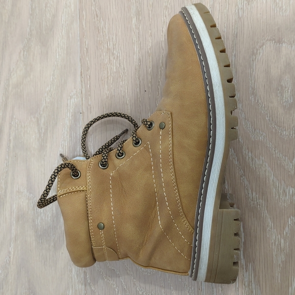 Hiking Style Boots - Picture 2 of 6